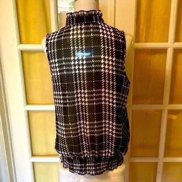 Relaxed fit buttons down sleeveless  top , breathable, beautiful - Picture 4 of 12